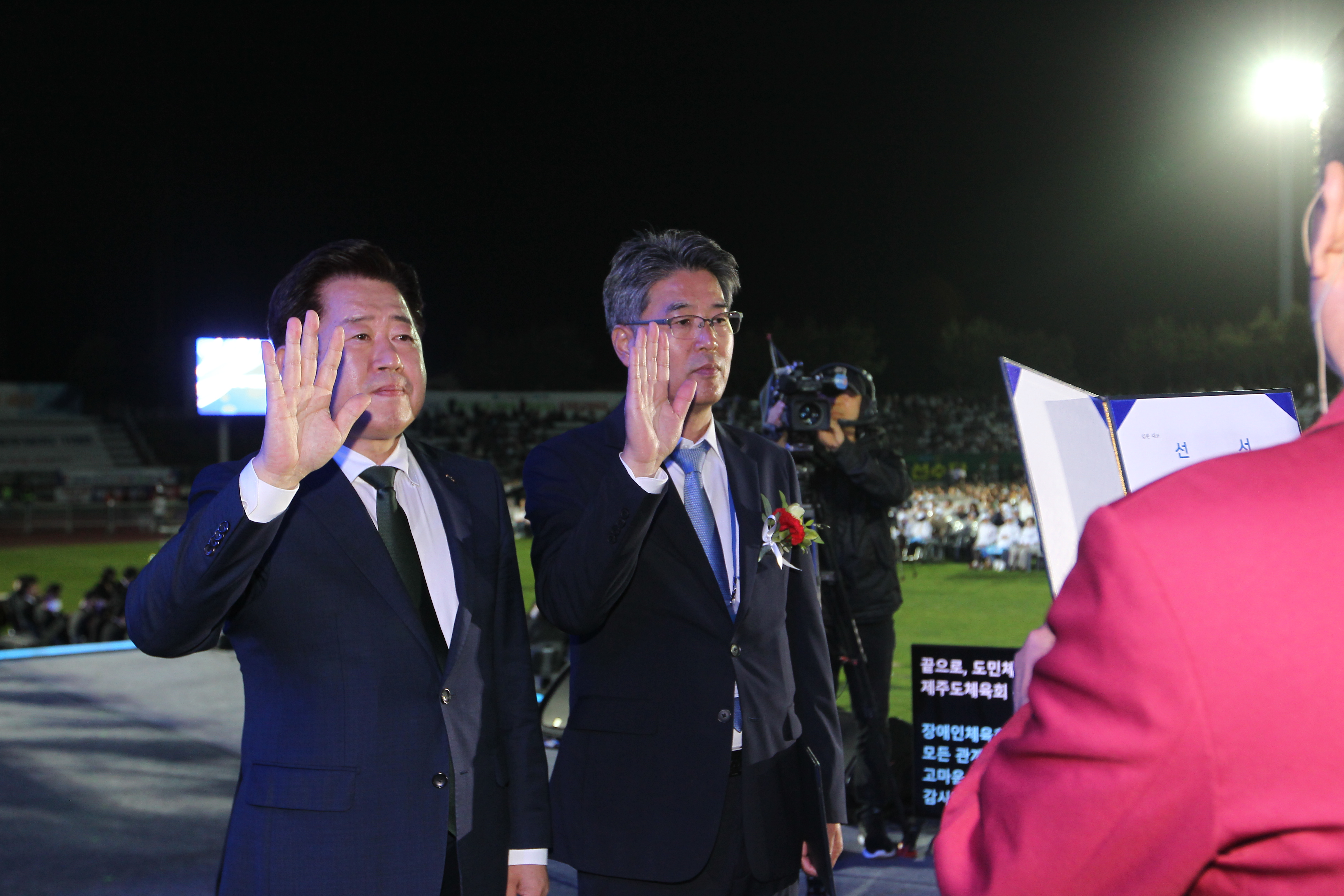 심판선서 받고 있는 오영훈 명예단장과 신진성 단장